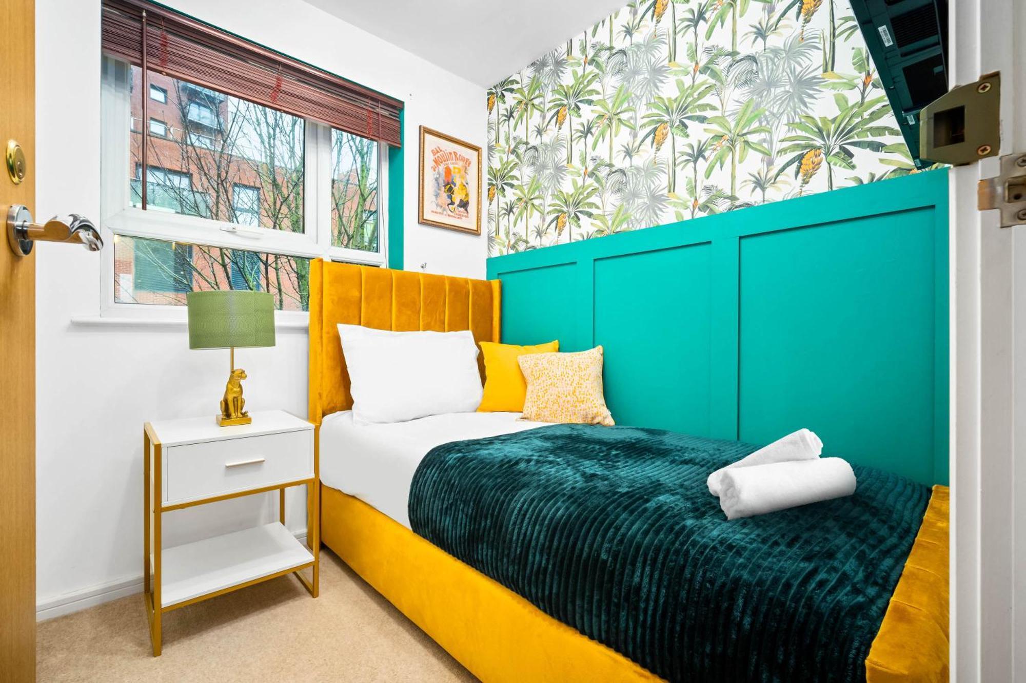 Stylish Manchester 4 Bed House W/Garden ✘ Sleeps 9 - Salford ☆ Free Parking → Smart Tvs In Every Bedroom ☆ Free Netflix & Ultra Fast Wifi ✪ 6 Min To City Centre, Close To Trafford Centre, Etihad Stadium, Manchester Arena, Clubs & More! エクステリア 写真