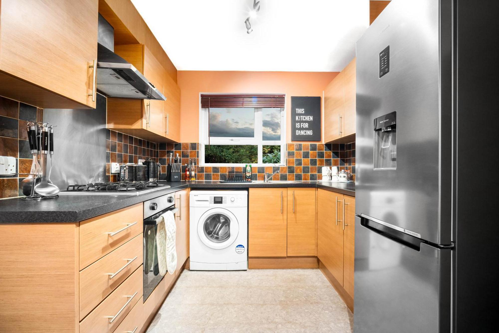Stylish Manchester 4 Bed House W/Garden ✘ Sleeps 9 - Salford ☆ Free Parking → Smart Tvs In Every Bedroom ☆ Free Netflix & Ultra Fast Wifi ✪ 6 Min To City Centre, Close To Trafford Centre, Etihad Stadium, Manchester Arena, Clubs & More! エクステリア 写真