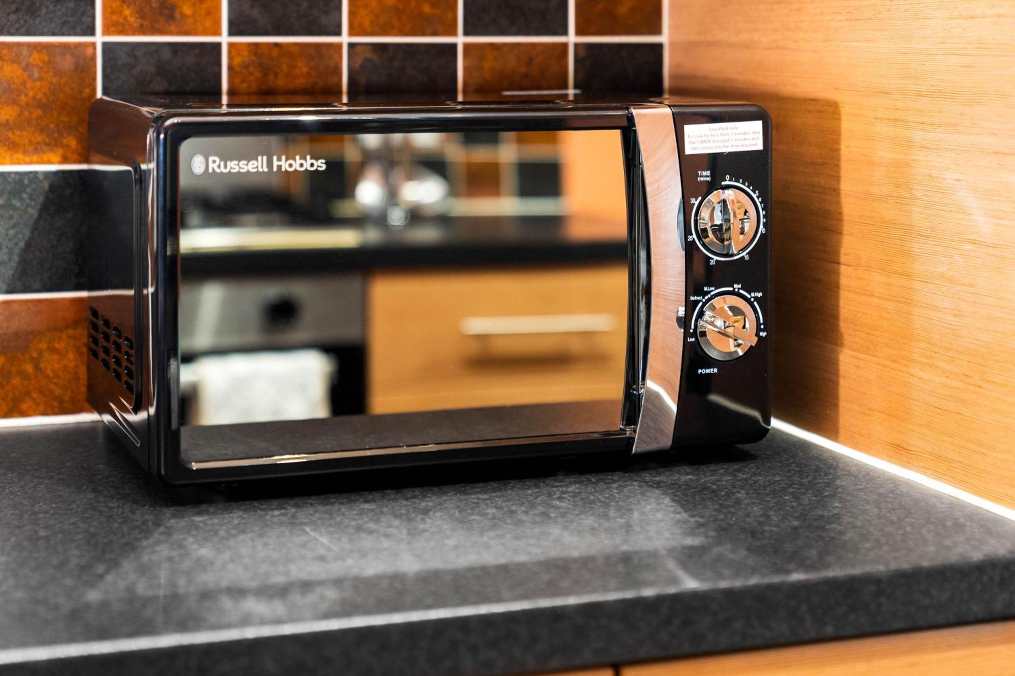 Stylish Manchester 4 Bed House W/Garden ✘ Sleeps 9 - Salford ☆ Free Parking → Smart Tvs In Every Bedroom ☆ Free Netflix & Ultra Fast Wifi ✪ 6 Min To City Centre, Close To Trafford Centre, Etihad Stadium, Manchester Arena, Clubs & More! エクステリア 写真