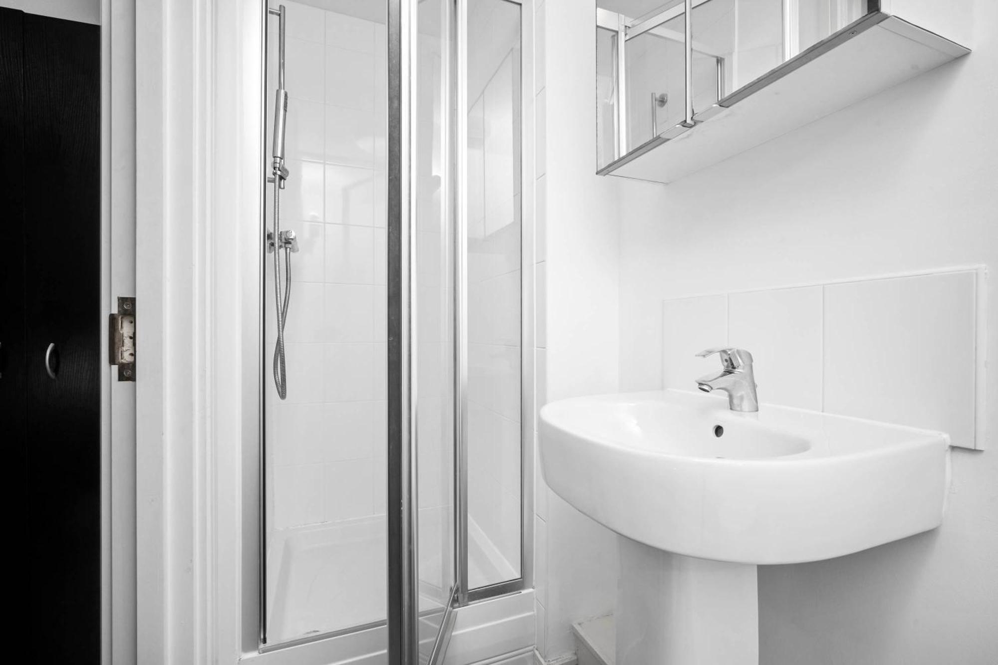 Stylish Manchester 4 Bed House W/Garden ✘ Sleeps 9 - Salford ☆ Free Parking → Smart Tvs In Every Bedroom ☆ Free Netflix & Ultra Fast Wifi ✪ 6 Min To City Centre, Close To Trafford Centre, Etihad Stadium, Manchester Arena, Clubs & More! エクステリア 写真
