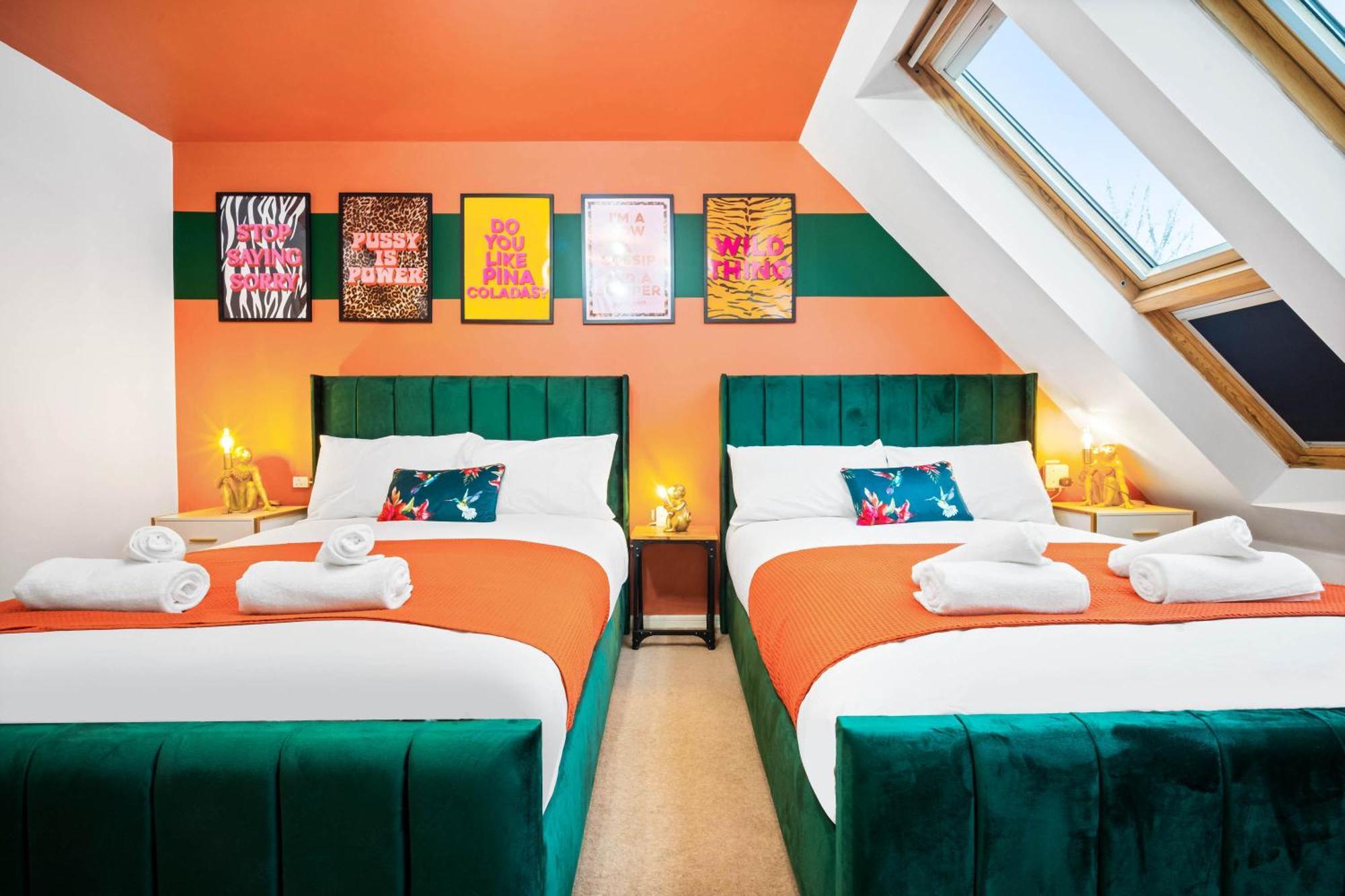 Stylish Manchester 4 Bed House W/Garden ✘ Sleeps 9 - Salford ☆ Free Parking → Smart Tvs In Every Bedroom ☆ Free Netflix & Ultra Fast Wifi ✪ 6 Min To City Centre, Close To Trafford Centre, Etihad Stadium, Manchester Arena, Clubs & More! エクステリア 写真
