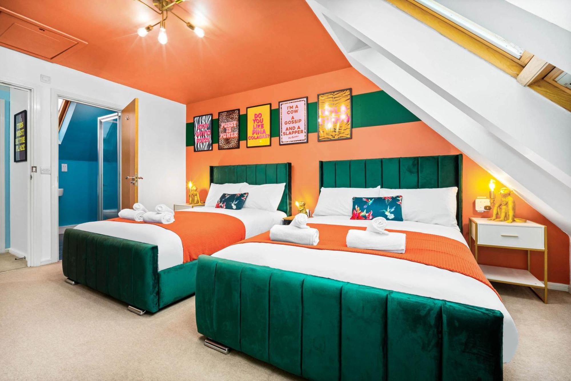 Stylish Manchester 4 Bed House W/Garden ✘ Sleeps 9 - Salford ☆ Free Parking → Smart Tvs In Every Bedroom ☆ Free Netflix & Ultra Fast Wifi ✪ 6 Min To City Centre, Close To Trafford Centre, Etihad Stadium, Manchester Arena, Clubs & More! エクステリア 写真