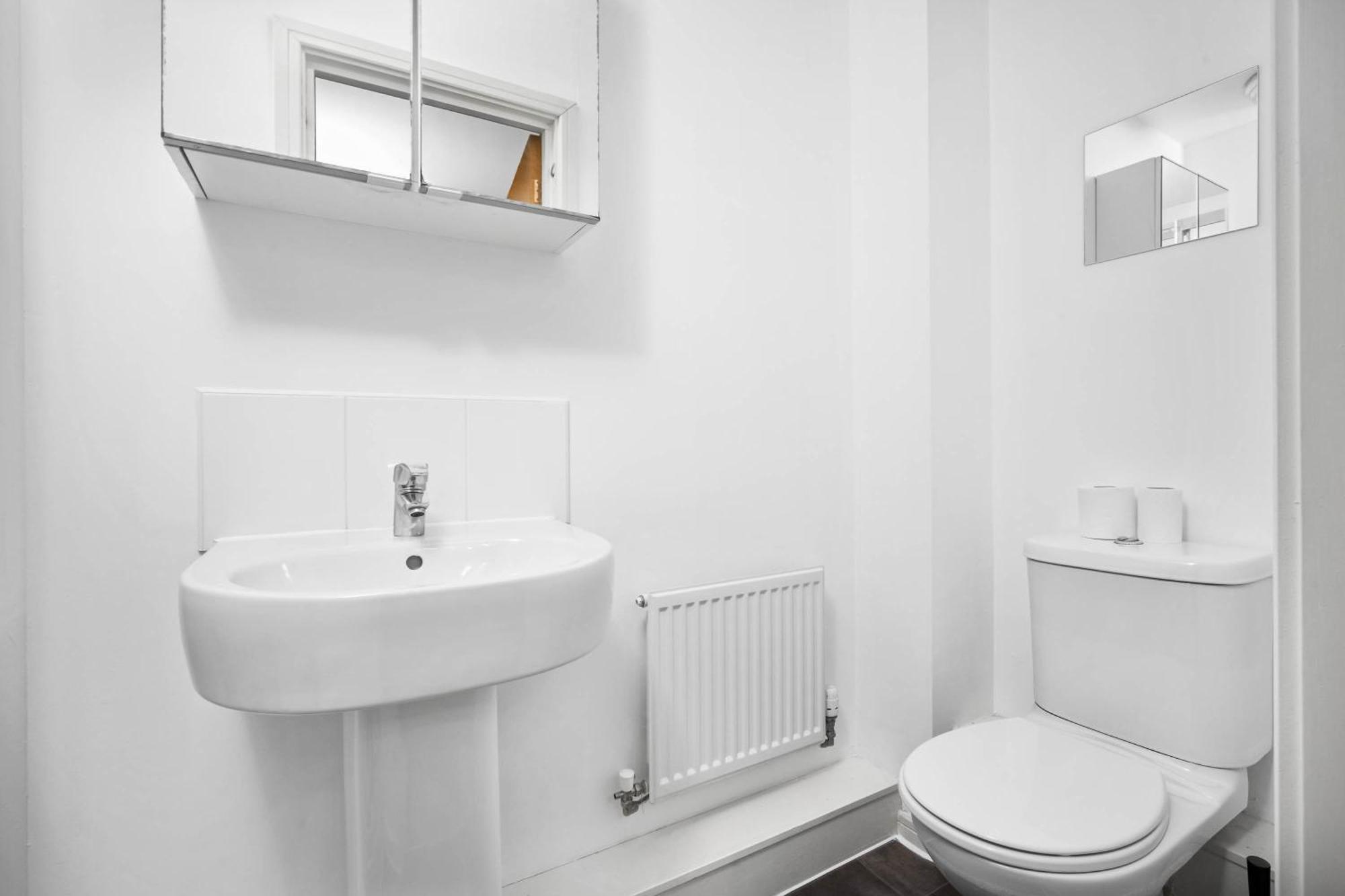 Stylish Manchester 4 Bed House W/Garden ✘ Sleeps 9 - Salford ☆ Free Parking → Smart Tvs In Every Bedroom ☆ Free Netflix & Ultra Fast Wifi ✪ 6 Min To City Centre, Close To Trafford Centre, Etihad Stadium, Manchester Arena, Clubs & More! エクステリア 写真