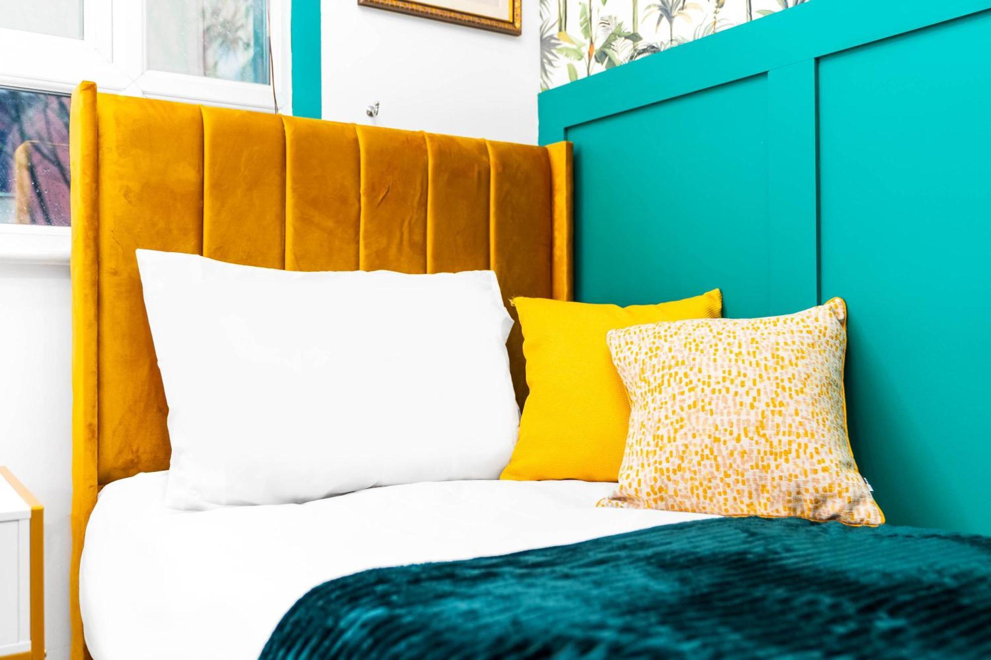 Stylish Manchester 4 Bed House W/Garden ✘ Sleeps 9 - Salford ☆ Free Parking → Smart Tvs In Every Bedroom ☆ Free Netflix & Ultra Fast Wifi ✪ 6 Min To City Centre, Close To Trafford Centre, Etihad Stadium, Manchester Arena, Clubs & More! エクステリア 写真
