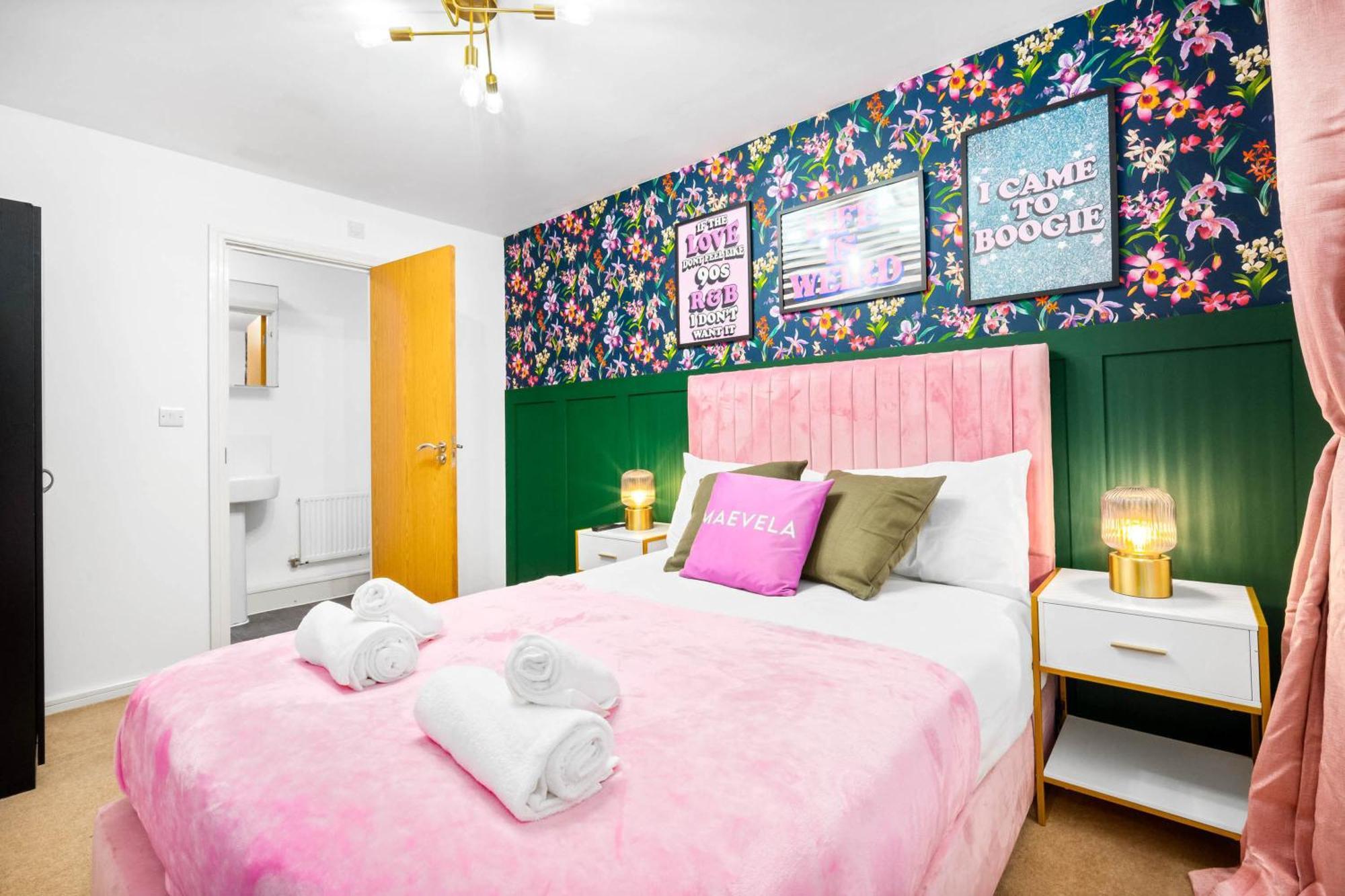 Stylish Manchester 4 Bed House W/Garden ✘ Sleeps 9 - Salford ☆ Free Parking → Smart Tvs In Every Bedroom ☆ Free Netflix & Ultra Fast Wifi ✪ 6 Min To City Centre, Close To Trafford Centre, Etihad Stadium, Manchester Arena, Clubs & More! エクステリア 写真